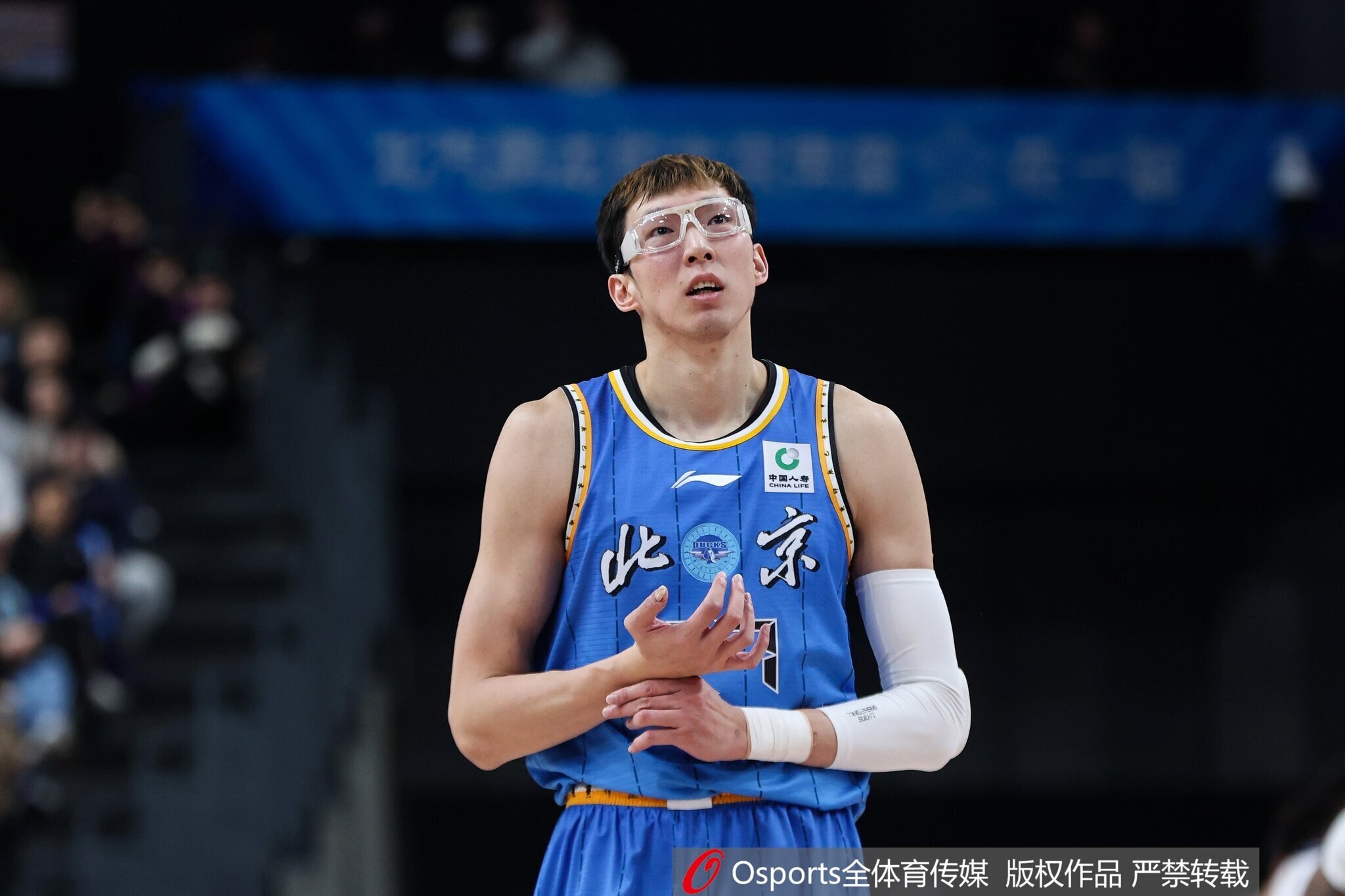 sports-进攻欲很低！周琦全场仅出手4次&amp;命中3球 得到7分8篮板2助攻