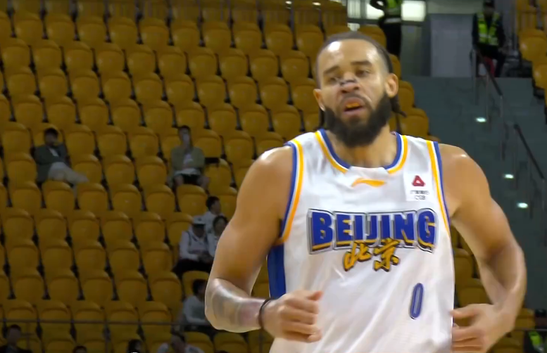 WWE直播-北京二老大爆发：38岁麦基高效19+7 方硕18+6三分创赛季新高